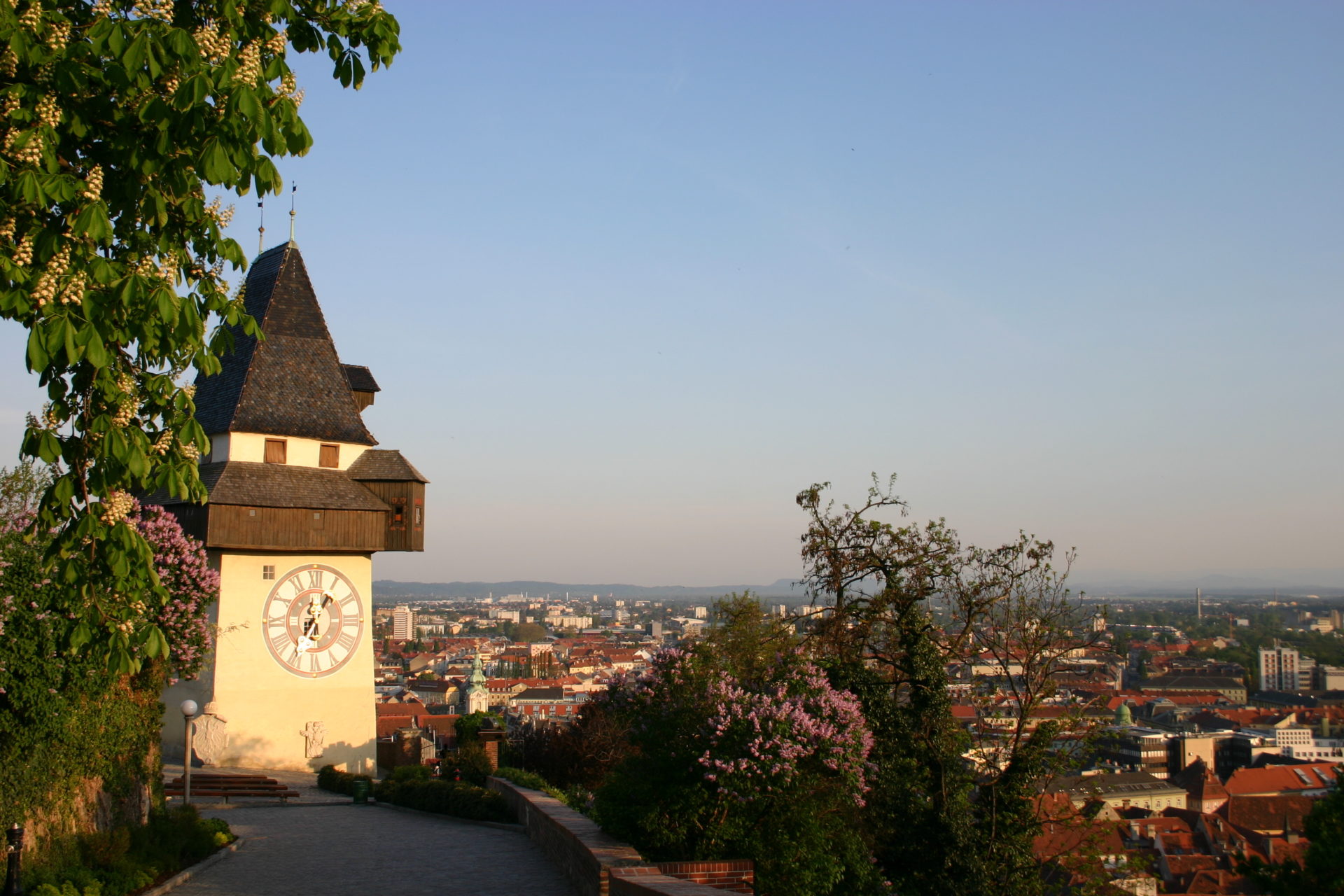 Das ist ein Bild vom Grazer Uhrturm, dem Wahrzeichen von Graz. Graz ist die Stadt in der der Kurs stattfindet.