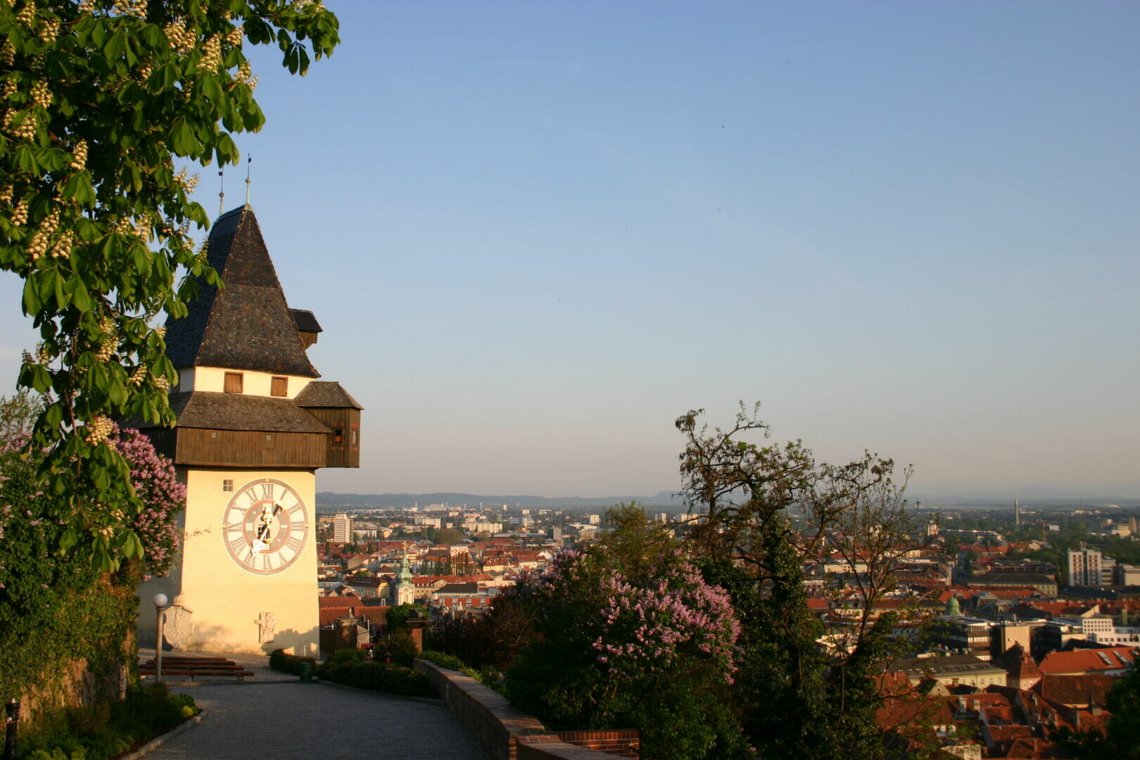Der Grazer Uhrturm, das Wahrzeichen von Graz. Graz ist die Stadt in der der Kurs stattfindet.